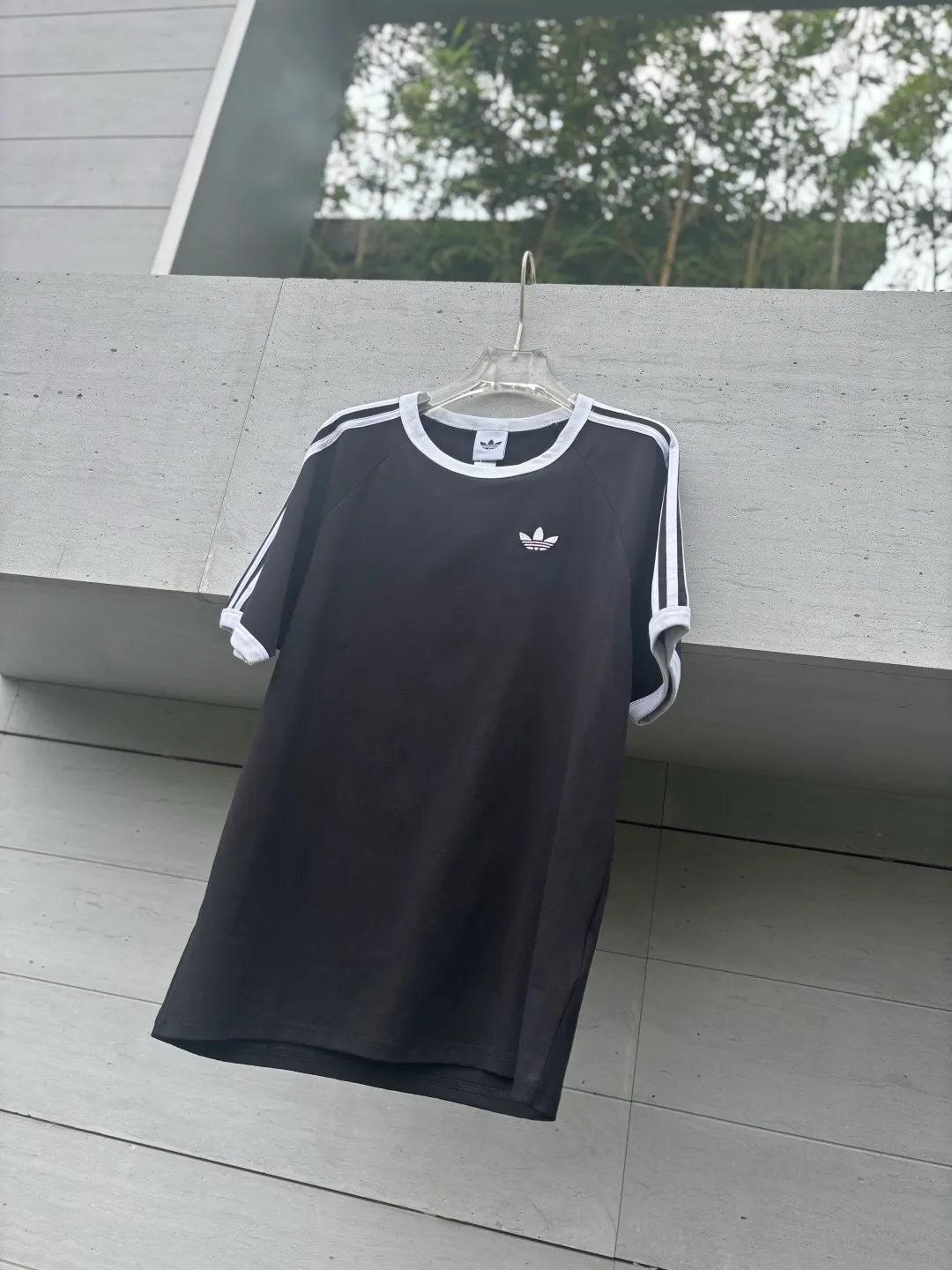 🈴𝟱Color Collection 𝟬𝟱𝟭𝟰𝟴# Exclusive real shot/difference between various stolen pictures and online version on the market [𝗔𝗗𝗜𝗗𝗔𝗦 Adidas Clover Classic Embroidered Couple Round Neck Short Sleeve 𝗧 Shirt] ✅Full set of 1:1 customized accessories ➕Customized three-label ➕𝗬𝘂𝗮𝗻 version hang tag ➕𝗹𝗼𝗴𝗼 packaging bag 🔥 ➕Scan the tag to enter the official website. ✅Top Original version, ins Xiaohongshu has many bloggers wearing it. Clover's latest 5-color T is really Korean casual style ➕Classic Versatile❤️ Skin-friendly and Breathable, super comfortable for daily wear. The clover logo on the chest is very recognizable. 3D three-dimensional tailoring. The upper body is crisp and stylish. The fit is loose. It covers the flesh and makes you slim. It perfectly modifies the figure. The full set of accessories is customized in a one-to-one mold, striving for excellence. Good Quality is never just talk! Color: White Pink Light Gray Green Black Tibetan Blue Size: S M L XL XXL